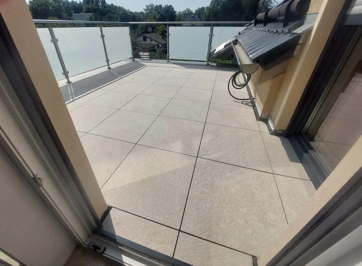 Dachterrasse auf Stelzlagern – Großformatige Platten, ohne Kleber auf Stelzlagern verlegt