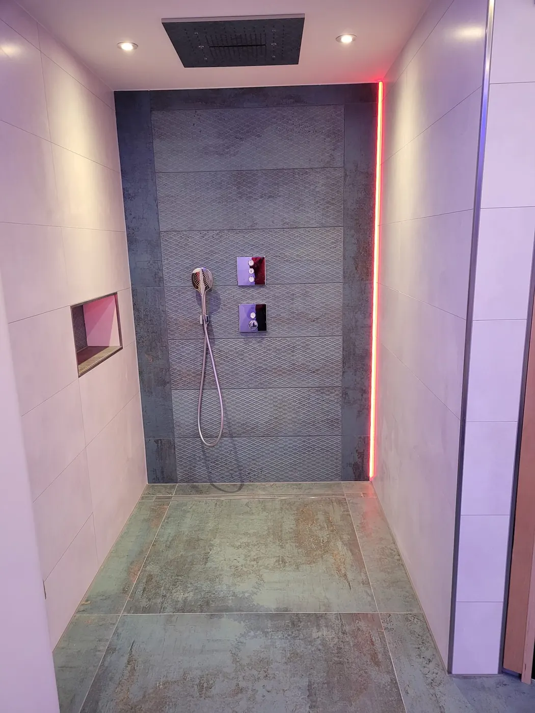 Ebenerdige Dusche mit Großformatfliesen