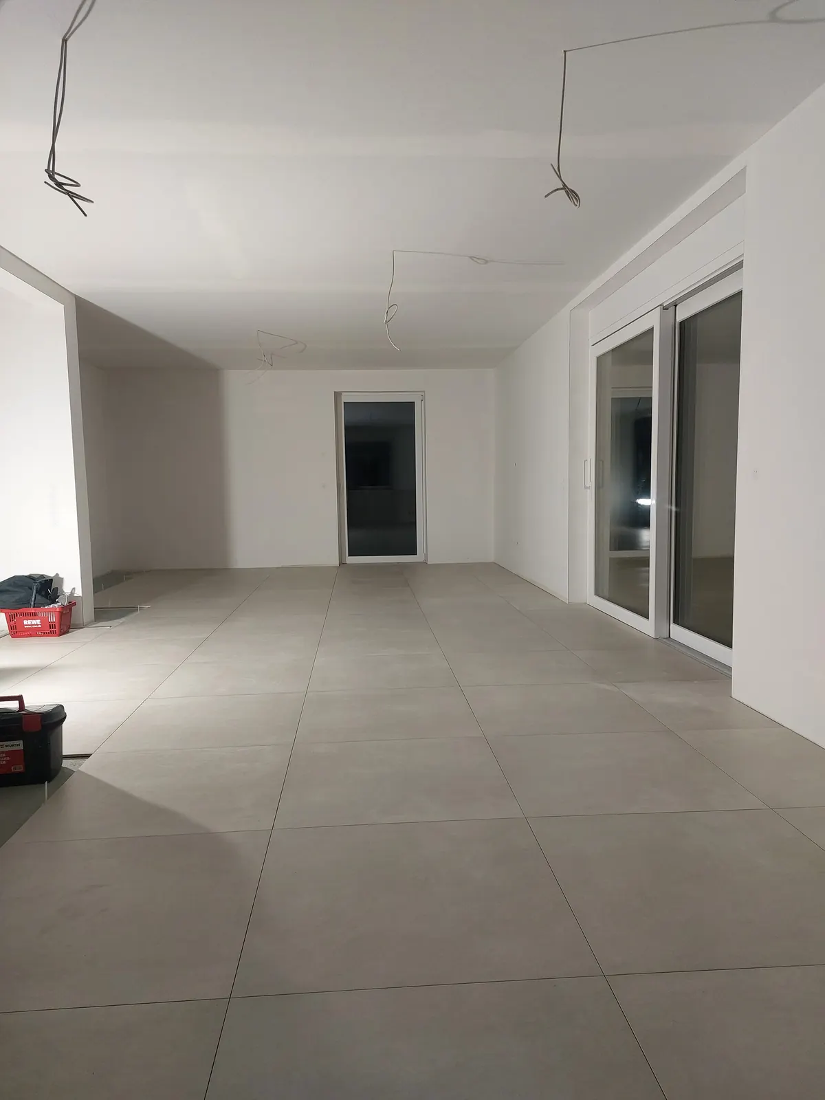 Großformatige Bodenfliesen im Neubau