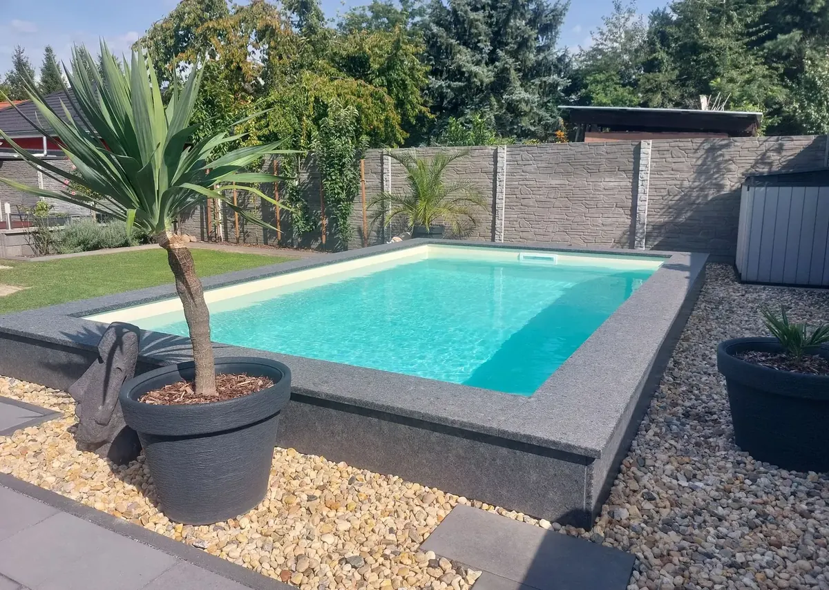 Poolverkleidung aus Naturstein – Beckenrand und Verkleidung aus dunklem Naturstein