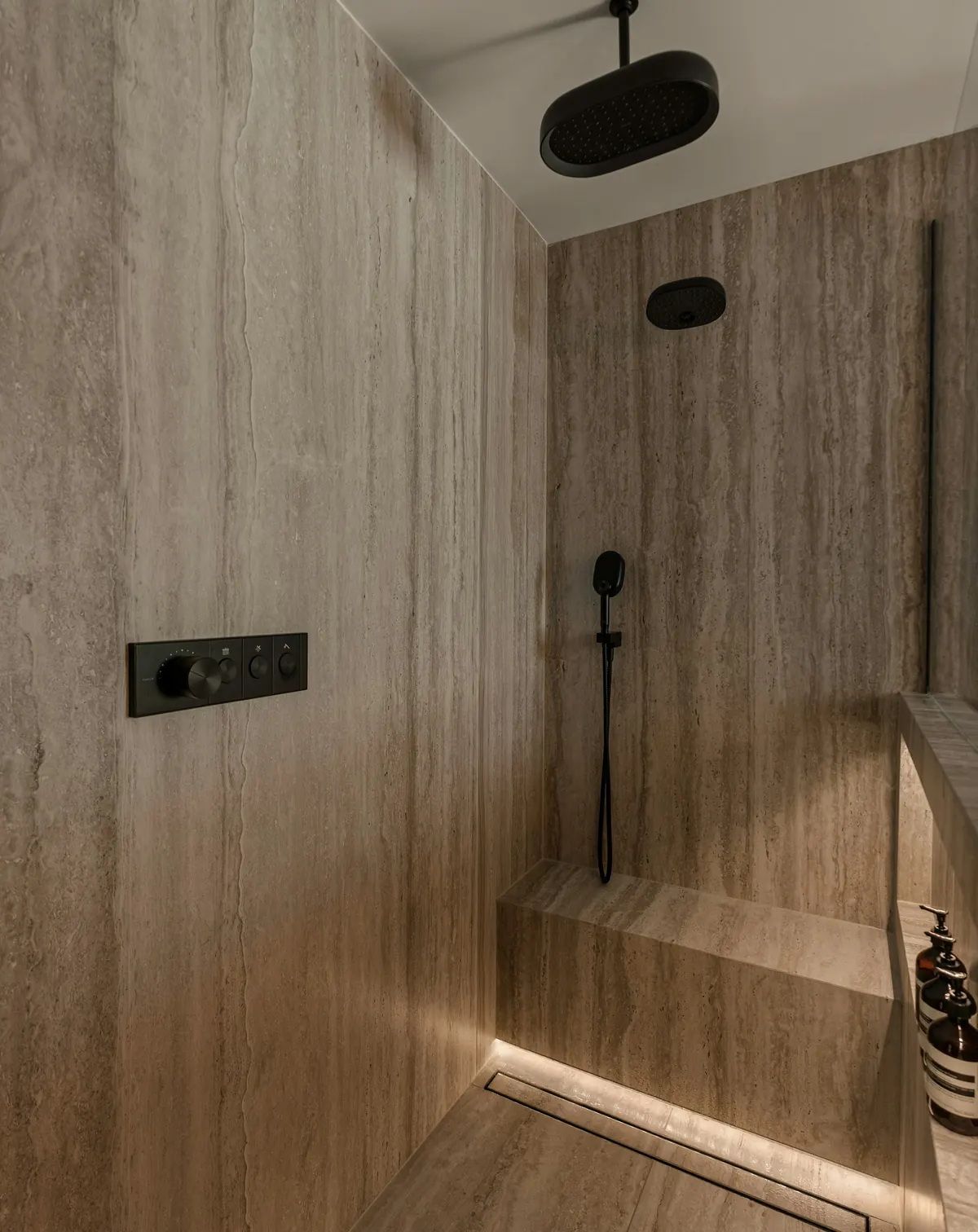 Bodengleiche Dusche mit Sitzbank