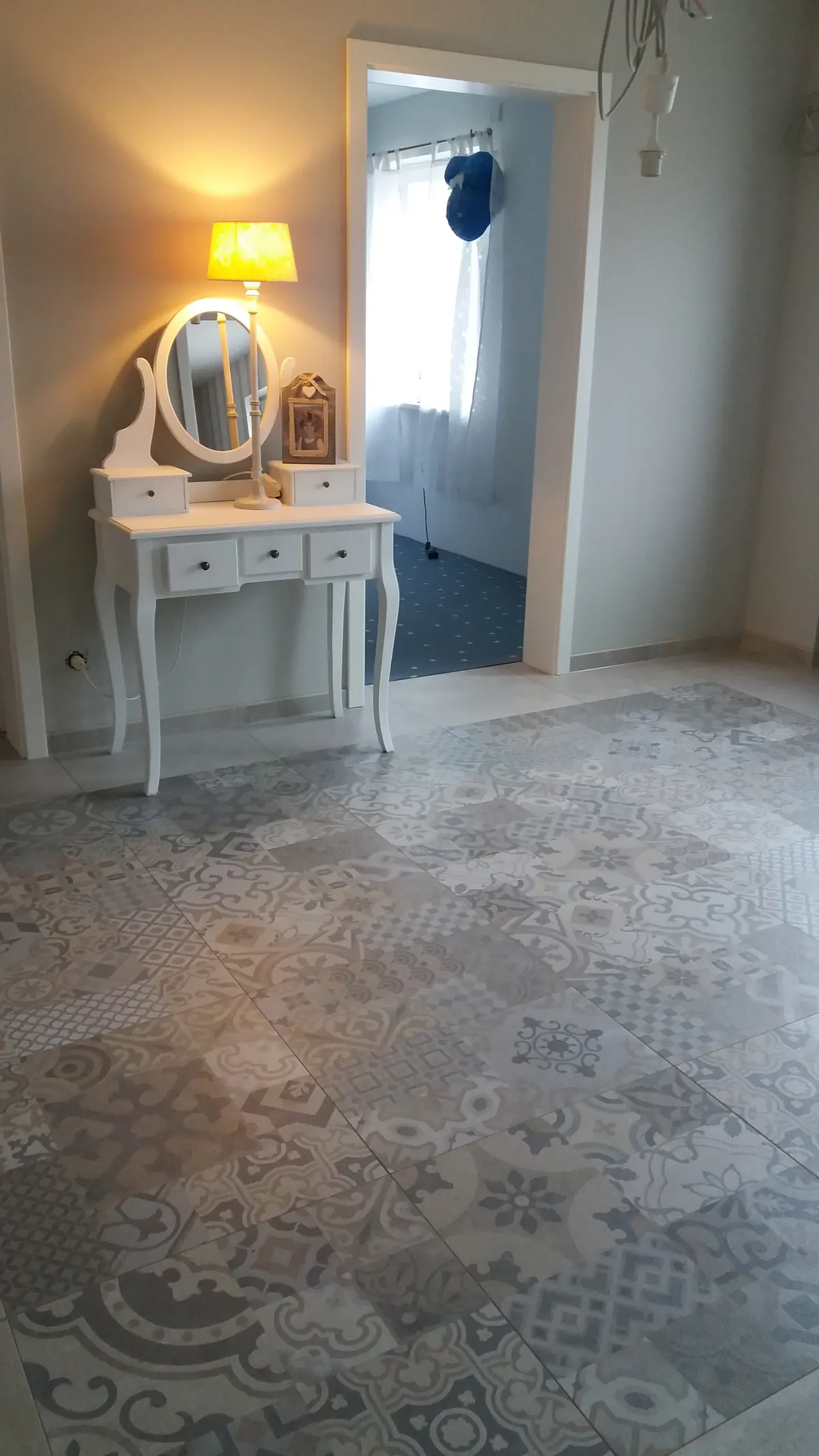 Boden in Zementfliesen-Optik – Patchwork-Muster in Grau- und Blautönen